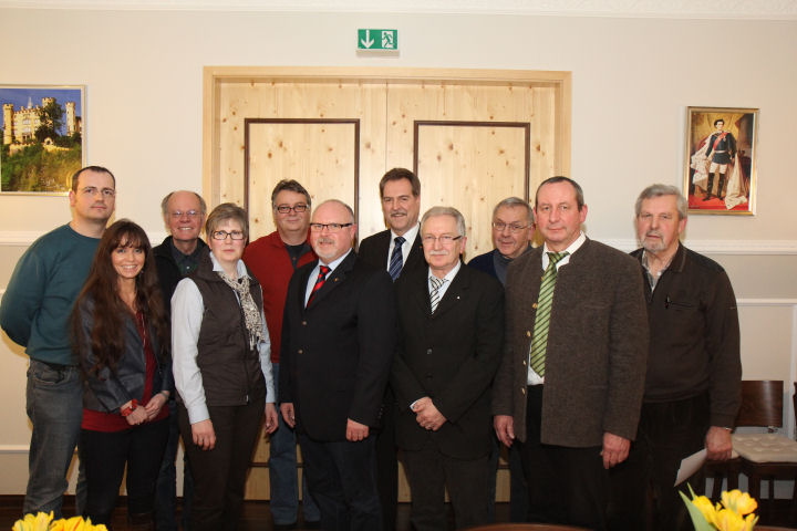 Wolfgang Jungnitsch mit dem neuen Vorstand des CDU Ortsverbandes Übach - (Foto Josef Thelen)