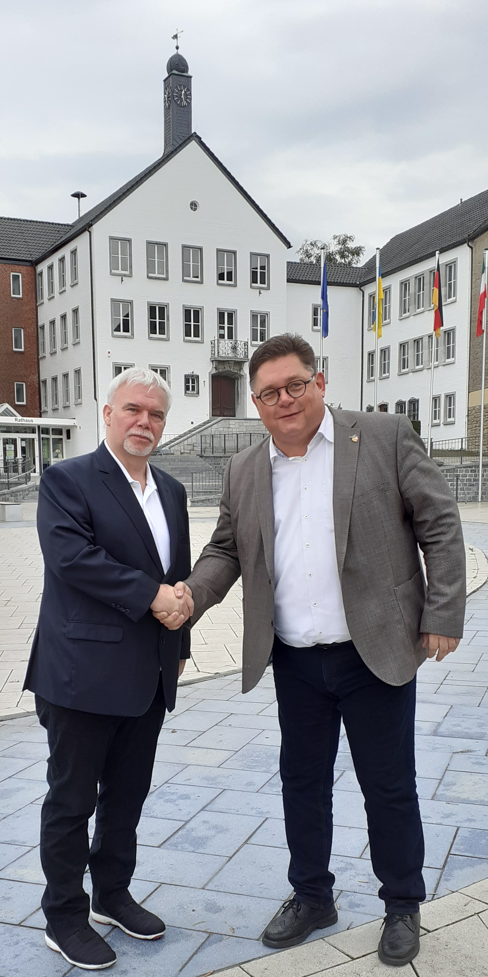 Bürgermeister Oliver Walther gratuliert dem neuen Stadtverbandsvorsitzenden Guido Schmitz zur Wahl